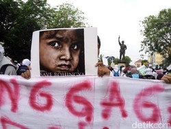 Mahasiswa Solo Long March Ajak Peduli Rohingya