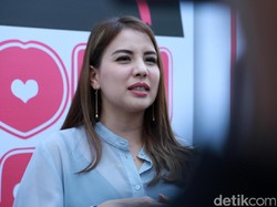 Setelah Operasi Tumor Otak, Ibunda Tya Ariestya Sudah Nyetir Motor Sendiri