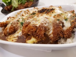 Nosh: Menikmati Baked Curry Omurice dan Buttermilk Fried Chicken di Kafe Nuansa Putih