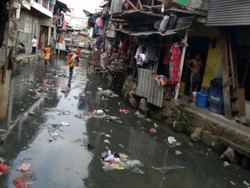 Jorok, Warga Buang Sampah 1 Truk Per Hari di Kali Krukut
