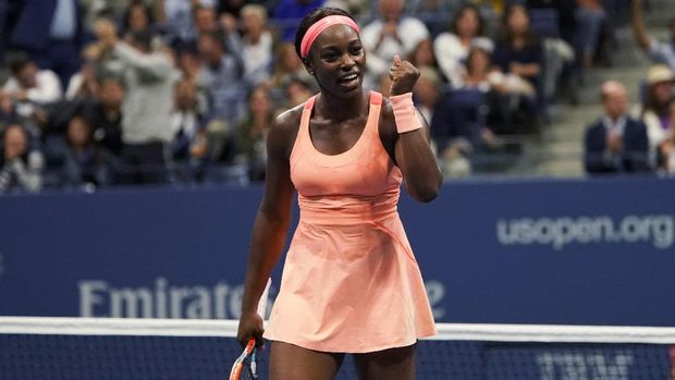Sloane Stephens merayakan kemenangan atas Venus Williams.