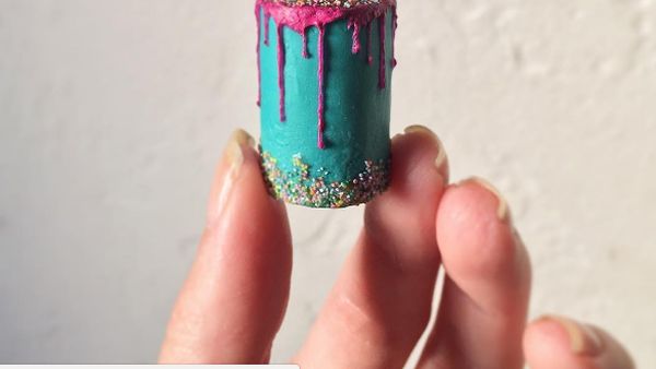 Bikin Gemes! 10 Kue Cantik Ini Ukurannya Paling Mungil di Dunia