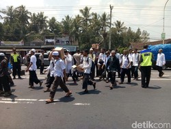Mobil Dilarang Masuk Magelang, Peserta Jalan Kaki ke Masjid An Nuur