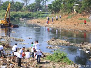 TNI dan Warga Gotong-royong Bersihkan Citarum