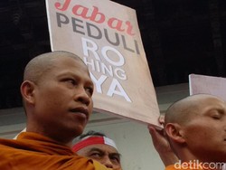 Umat Buddha Ikut Aksi Peduli Rohingya di Bandung