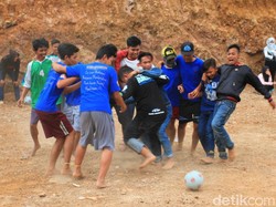 Main Bola Empat Kaki, Cara Pemuda Cilame Bandung Tetap Kompak