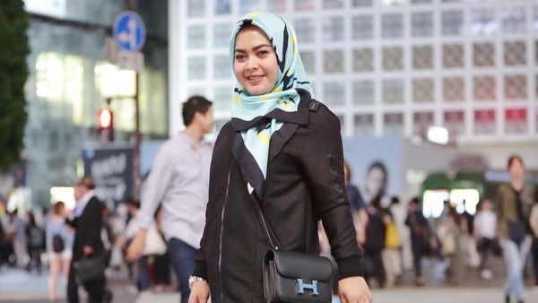 Foto: Gaya Hijab Simpel Adik Syahrini dengan Barang-barang Mewah