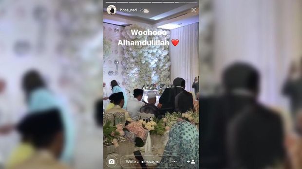 Boss Ned mengabadikan momen ijab kabul Bella-Emran melalui Insta Story.