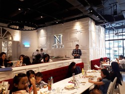 Nongkrong di Kafe Putih Sambil Menyantap Makanan Unik