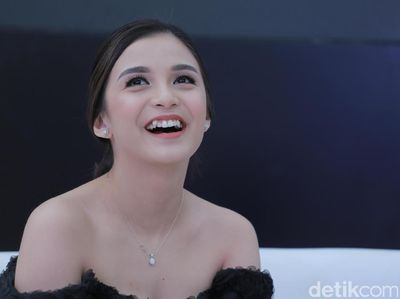 Artis Wanita yang Punya Gigi Gingsul, Senyumnya Manis Banget!