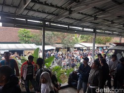 Warga Kampung Tipar Sukabumi Jemput Jenazah Korban Pembacokan