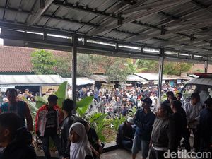 Warga Kampung Tipar Sukabumi Jemput Jenazah Korban Pembacokan Warga Kampung Tipar Sukabumi Jemput Jenazah Korban Pembacokan