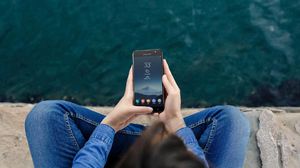 Aksi Galaxy C8 yang Menggoda