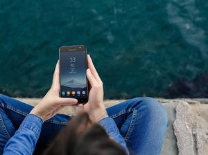 Aksi Galaxy C8 yang Menggoda Aksi Galaxy C8 yang Menggoda