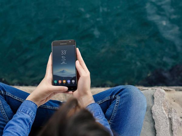 Aksi Galaxy C8 yang Menggoda