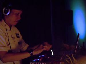Ajib! Serunya Dimasakin Chef Sambil Nge-DJ