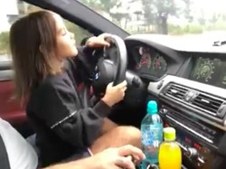 Gadis Kecil Ini Kegirangan Mengendarai BMW M5