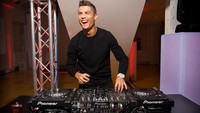Dalam peluncuran itu, Ronaldo juga menunjukkan kebolehan lain. Dia beraksi menjadi disc jokey. (Foto: David Ramos/Getty Images)