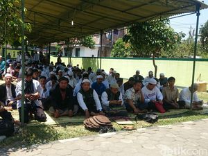 Khusyuknya Ribuan Peserta Aksi Salat Gaib untuk Rohingya