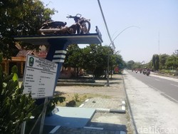 Terlalu! Motor Rongsokan Display Monumen Kecelakaan Pun Dicuri