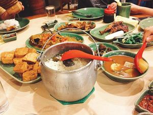 Raos Pisan! Nasi Liwet Komplet Khas Sunda yang Dinikmati Netizen Ini Raos Pisan! Nasi Liwet Komplet Khas Sunda yang Dinikmati Netizen Ini