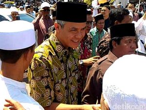 Gubernur Ganjar Ikut Salatkan Jenazah Wali Kota Pekalongan