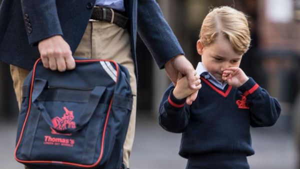 Foto: Ketika Pangeran George Diantar sang Ayah ke Sekolah