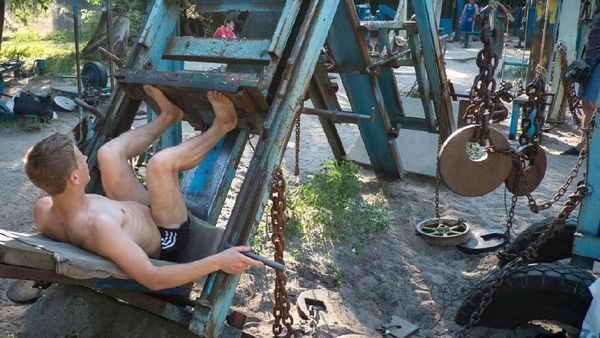 Foto: Gym Outdoor Pakai Besi Tua, Menarik Juga