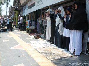 Melihat Khusyuknya Massa Bela Rohingya Salat Gaib di Emperan Toko