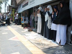 Melihat Khusyuknya Massa Bela Rohingya Salat Gaib di Emperan Toko