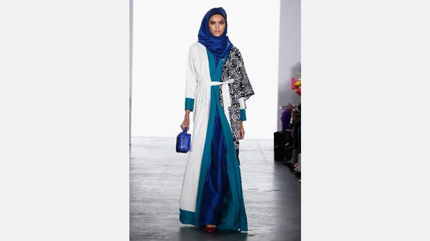 Tampil di New York Fashion Week, Vivi Zubedi Bawa Sasirangan