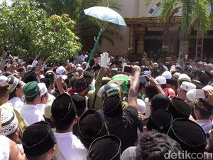 Lantunan Tahlil Pelayat Iringi Pemakaman Wali Kota Pekalongan