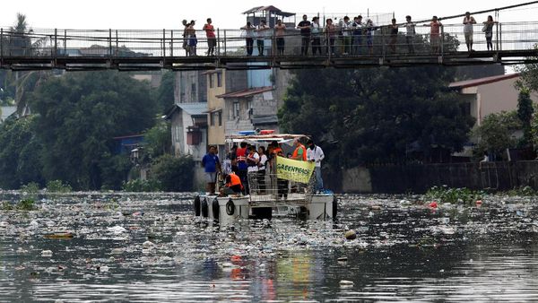 Penampakan Kotor dan Joroknya Sungai di Manila