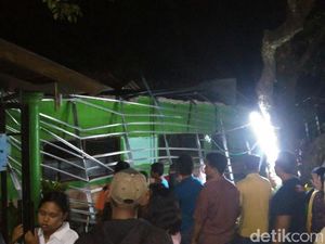 Atap Gedung SD di Pasuruan Ambruk Saat Direhabilitasi