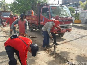Usai Dibongkar, Pembatas Jalan di Karangmenjangan Diaspal Usai Dibongkar, Pembatas Jalan di Karangmenjangan Diaspal