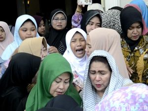 Isak Tangis Anak dan Istri Wali Kota Pekalongan