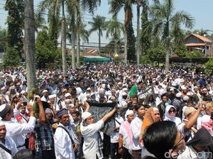 Massa Bela Rohingya di Masjid An Nuur Bubarkan Diri dengan Tertib