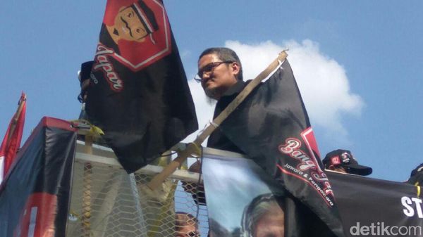 Aksi Jonru Panas-panasan Bela Rohingya di Kedubes Myanmar Aksi Jonru Panas-panasan Bela Rohingya di Kedubes Myanmar