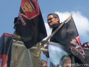 Aksi Jonru Panas-panasan Bela Rohingya di Kedubes Myanmar