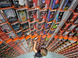 Tak Lagi Terbitkan Buku Fisik, Cerita Baru Tere Liye Diumumkan di Fanpage