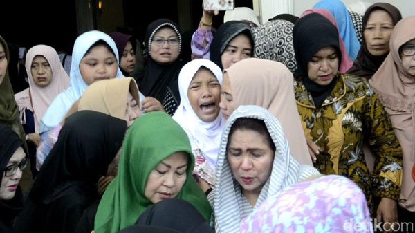 Isak Tangis Warnai Pemakaman Wali Kota Pekalongan