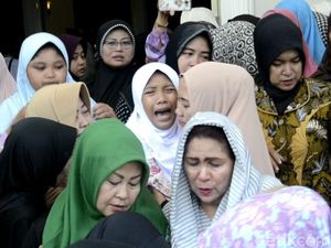 Isak Tangis Warnai Pemakaman Wali Kota Pekalongan