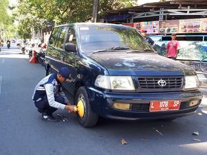 Jempol! Mobil Pelat Merah Parkir Sembarangan pun Juga Digembok Jempol! Mobil Pelat Merah Parkir Sembarangan pun Juga Digembok