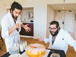 Nginap di Hotel Ini Bisa Pesan Donat Jumbo Seberat 4,5 Kg!