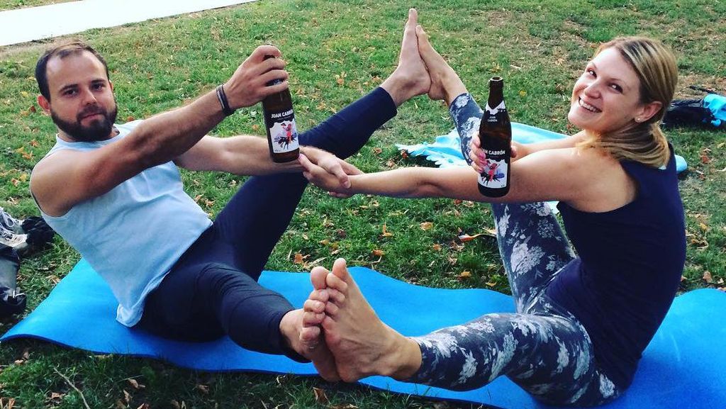 Foto: Beer Yoga, Tren Unik Padukan Gerakan Yoga dan Miras