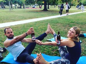 Foto: Beer Yoga, Tren Unik Padukan Gerakan Yoga dan Miras