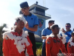 Pilot Baru di Lanud Iswahyudi Disiram Air Kembang Gunung Lawu
