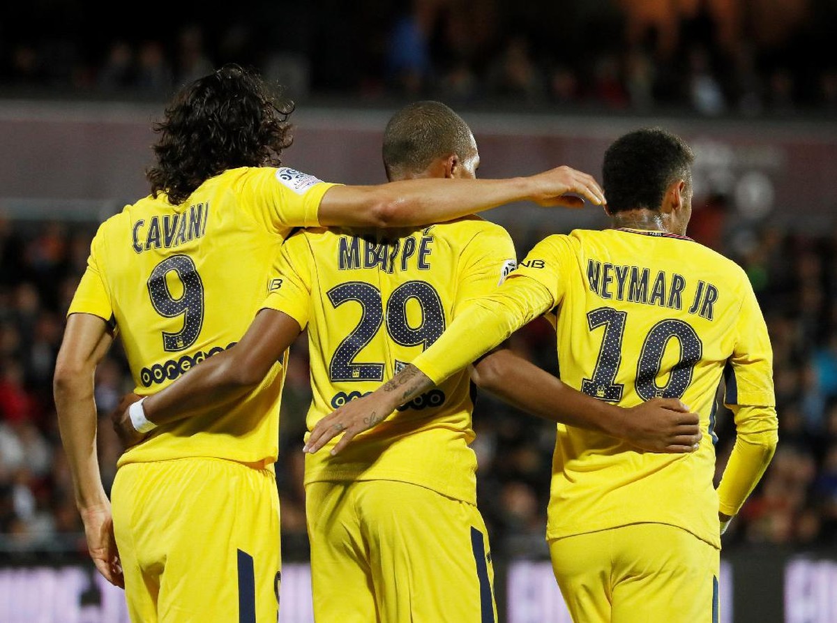 Tiga penyerang Paris Saint-Germain, Kylian Mbappe, Neymar, dan Edinson Cavani (Foto: Gonzalo Fuentes/Reuters)