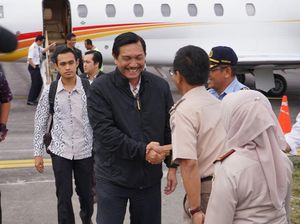 Naik Jet Pribadi dari Singapura, Luhut Jajal Bandara Silangit