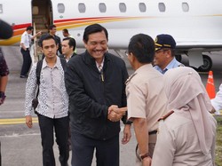 Naik Jet Pribadi dari Singapura, Luhut Jajal Bandara Silangit